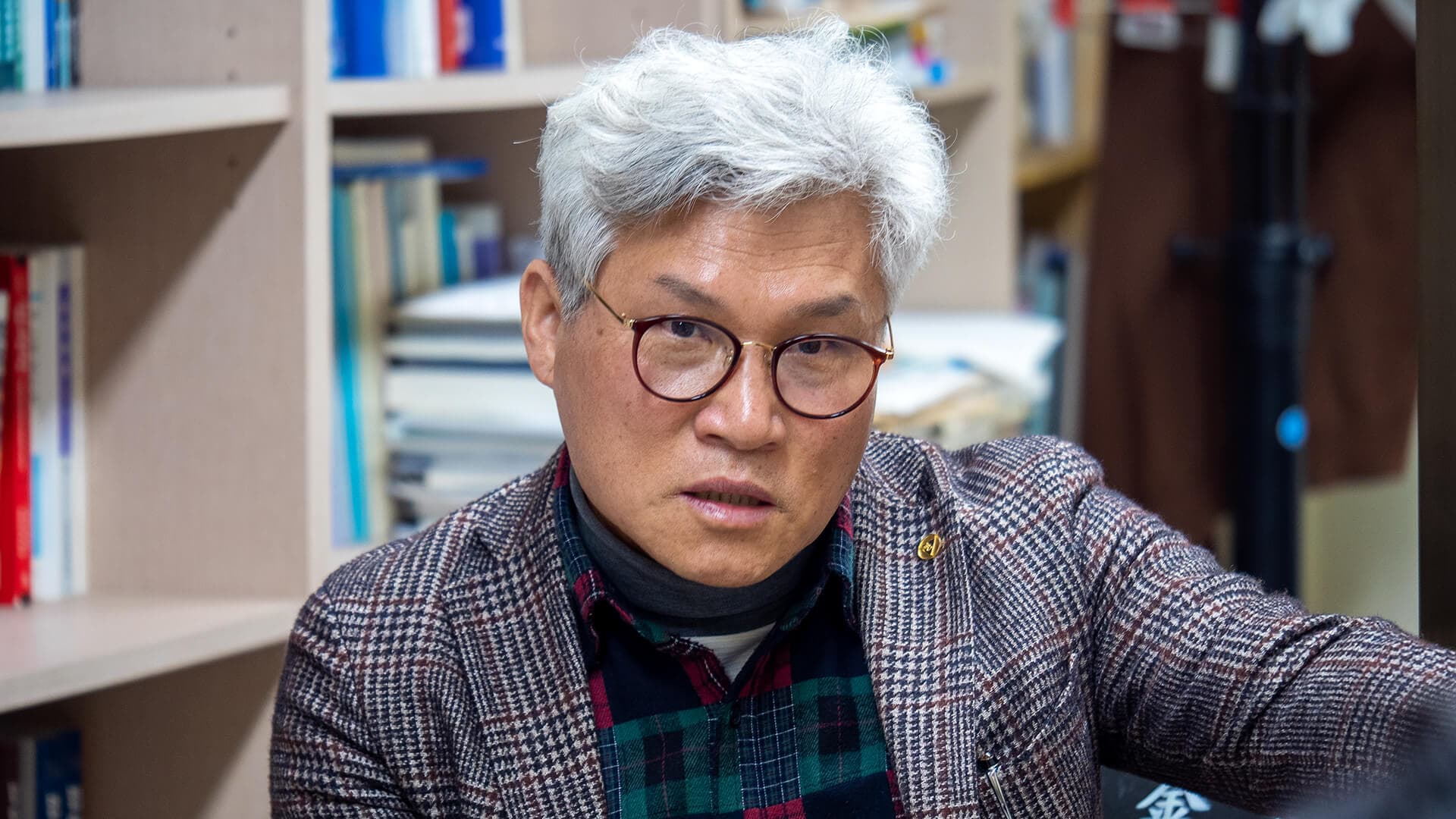 백발 남성이 인터뷰에 응하고 있다.