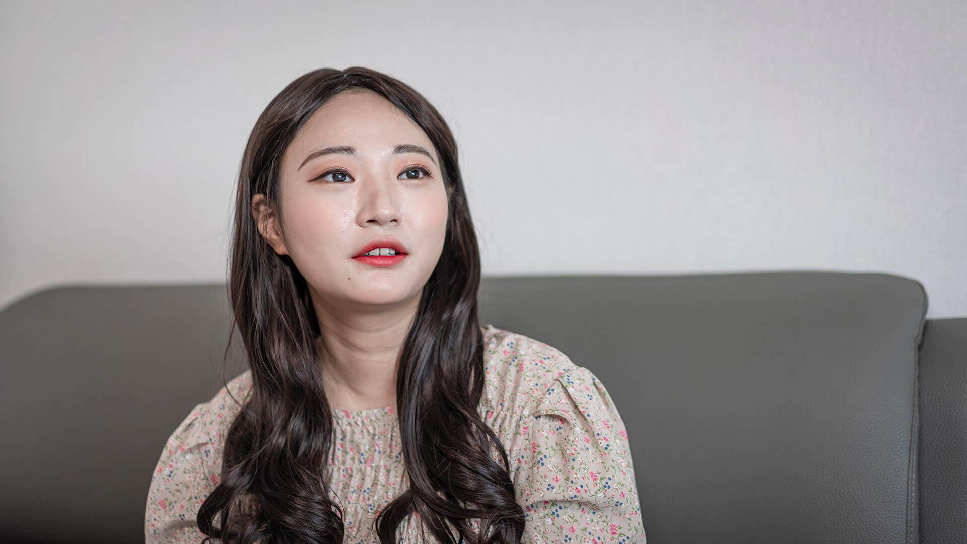 한 여성이 인터뷰에 응하고 있다.