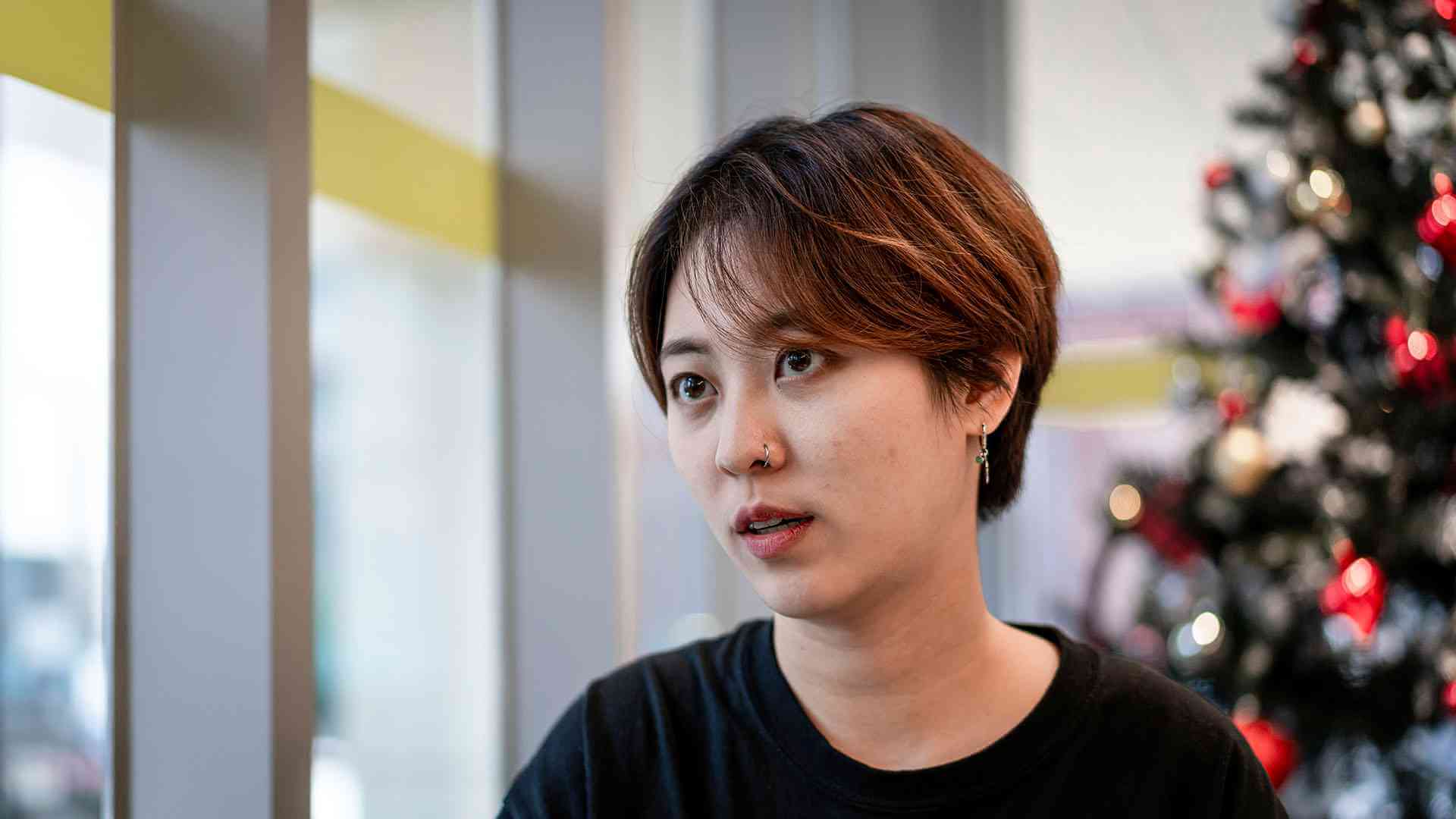 직접행동 DxE의 활동가 은영. DxE가 하는 시위 활동에 대해 설명하고 있다.