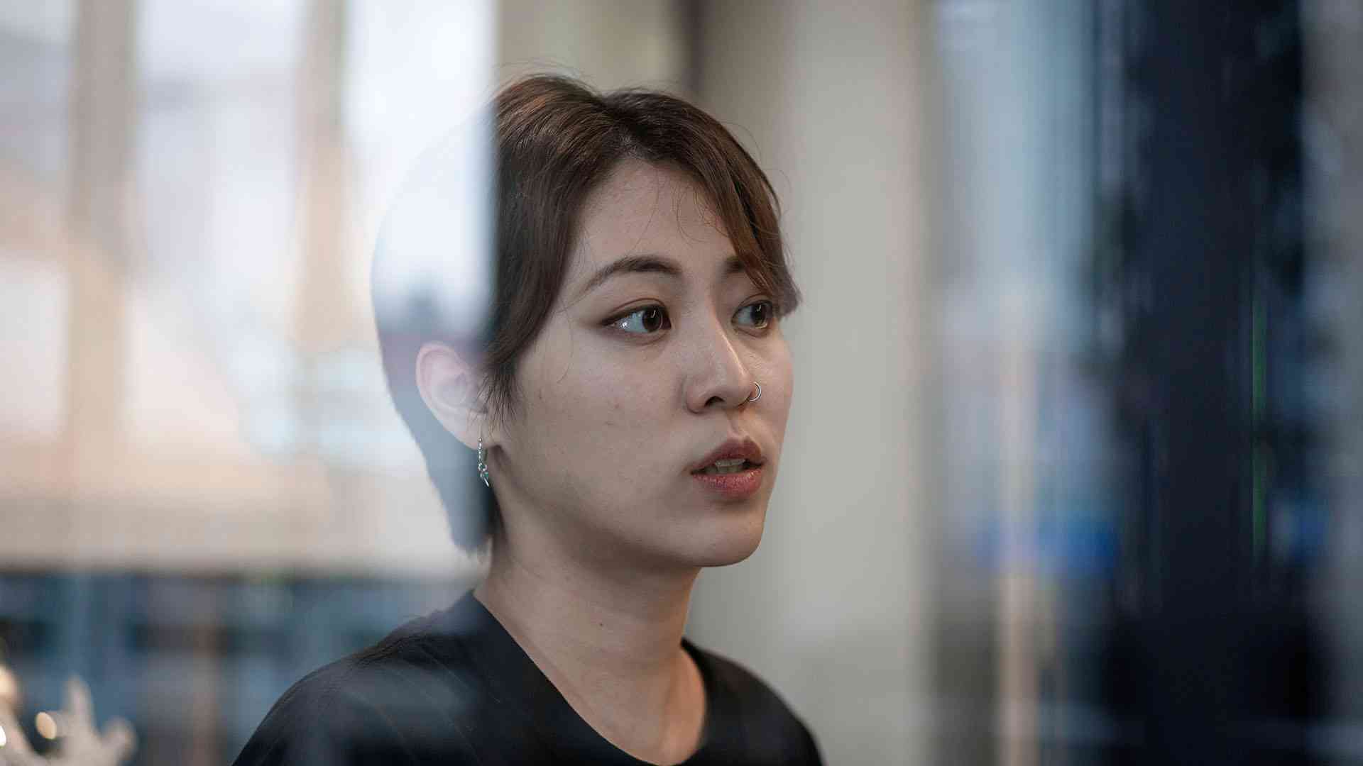 DxE 활동가 은영. 돼지 공개구조 과정을 설명하고 있다. 이 행위를 절도라고 부르는 사회에서, 재판까지 갈 수 있다는 것을 예상하고 진행한 일이라고 말한다.