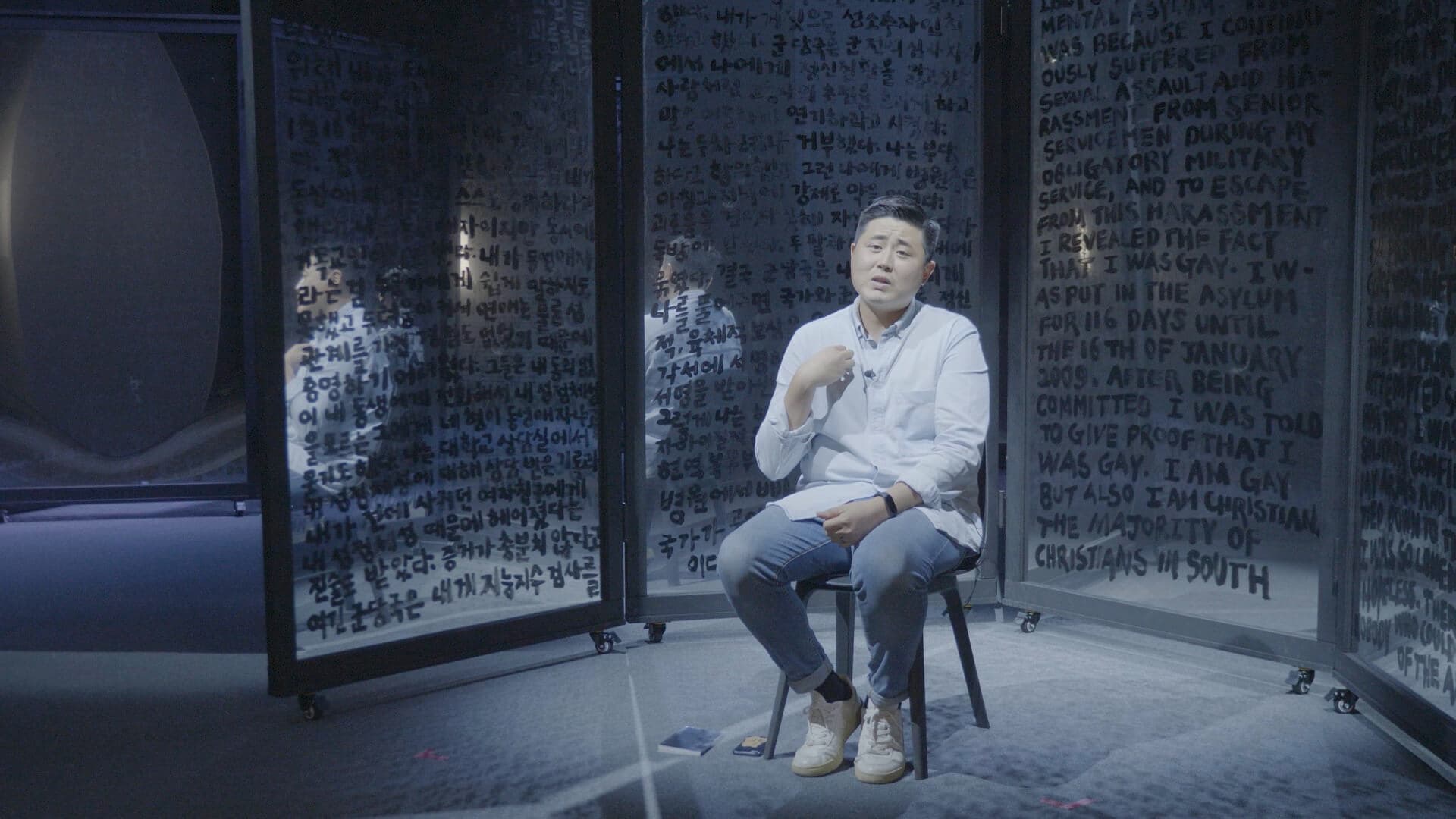 인터뷰를 하는 제람.