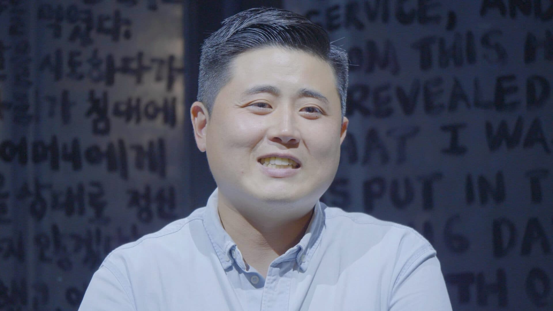 인터뷰를 하는 제람.