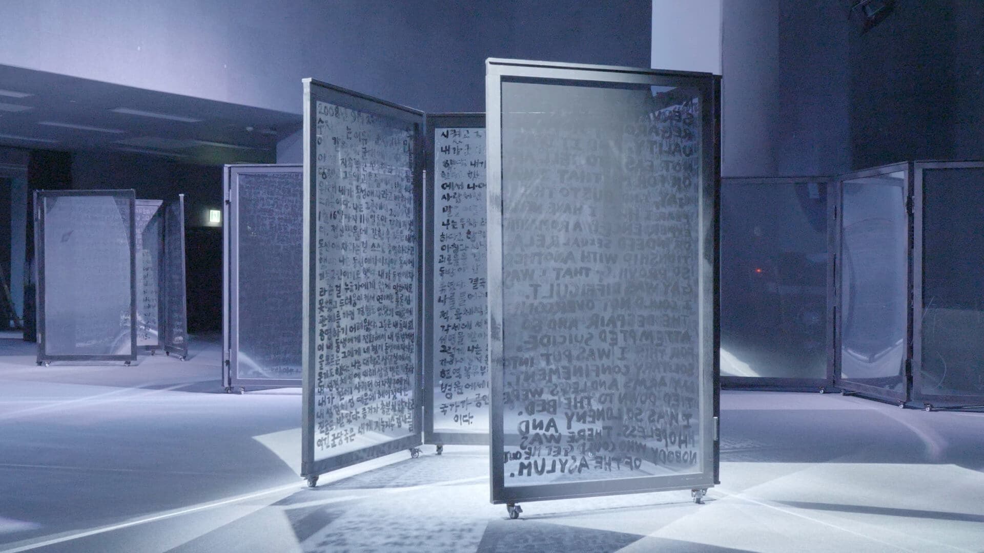 제람의 전시 <You come in, We come out - Letters from asylum(당신이 들어오면 우리가 나섭니다 - 망명지에서 온 편지들)> 설치물 일부.