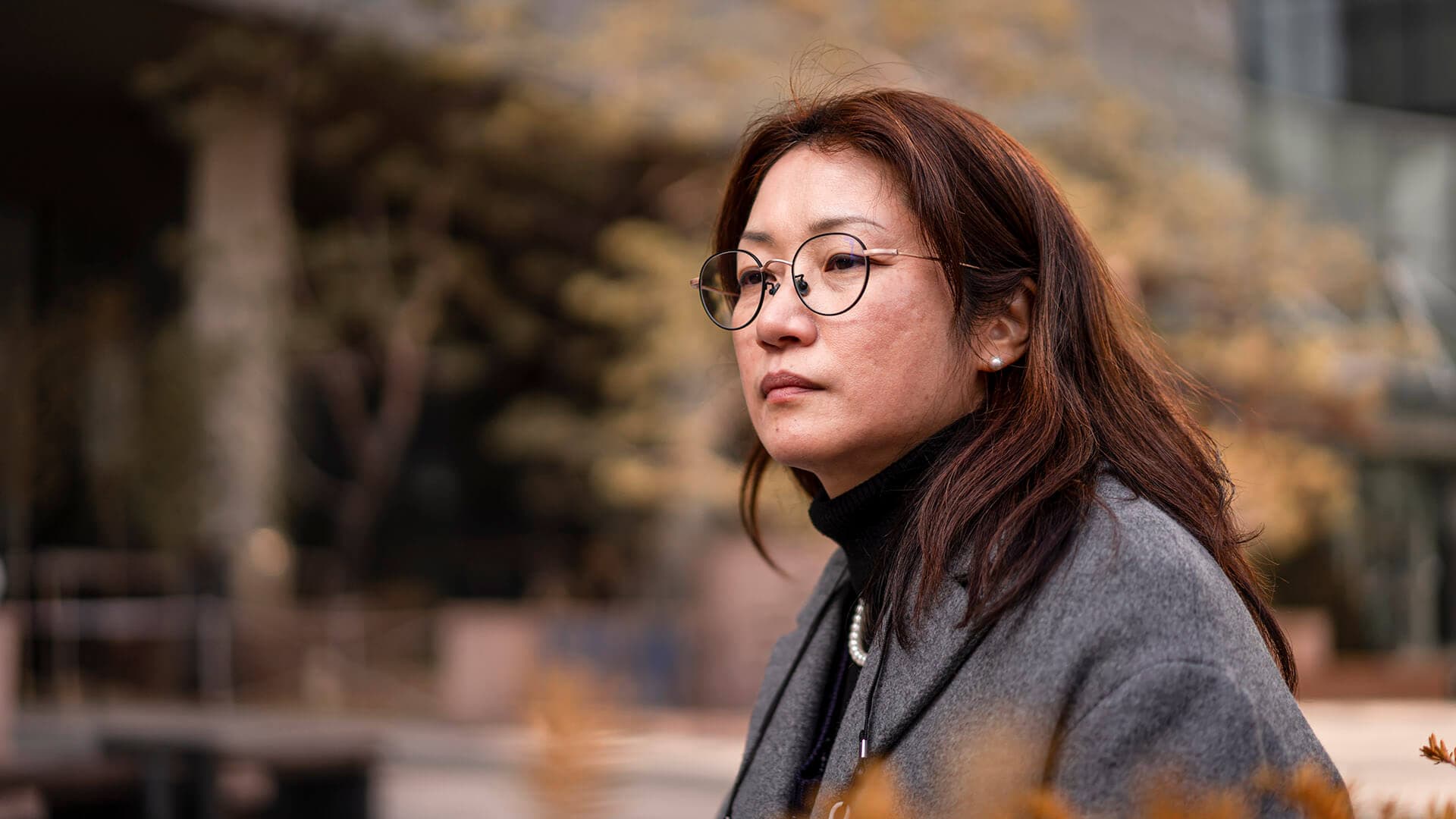 검정색 셔츠에 회색 코트를 입은 지선씨가 인터뷰에 응하고 있다.