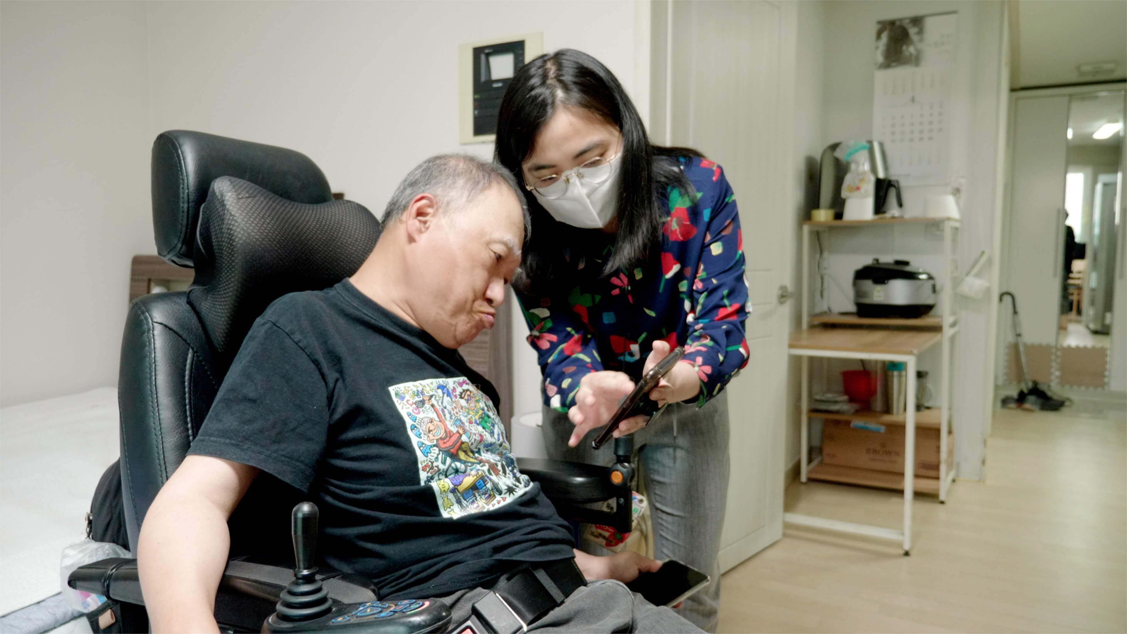 한규선 씨가 향유의집 사진을 보며 자신의 방이 어디였는지 알려주고 있다.