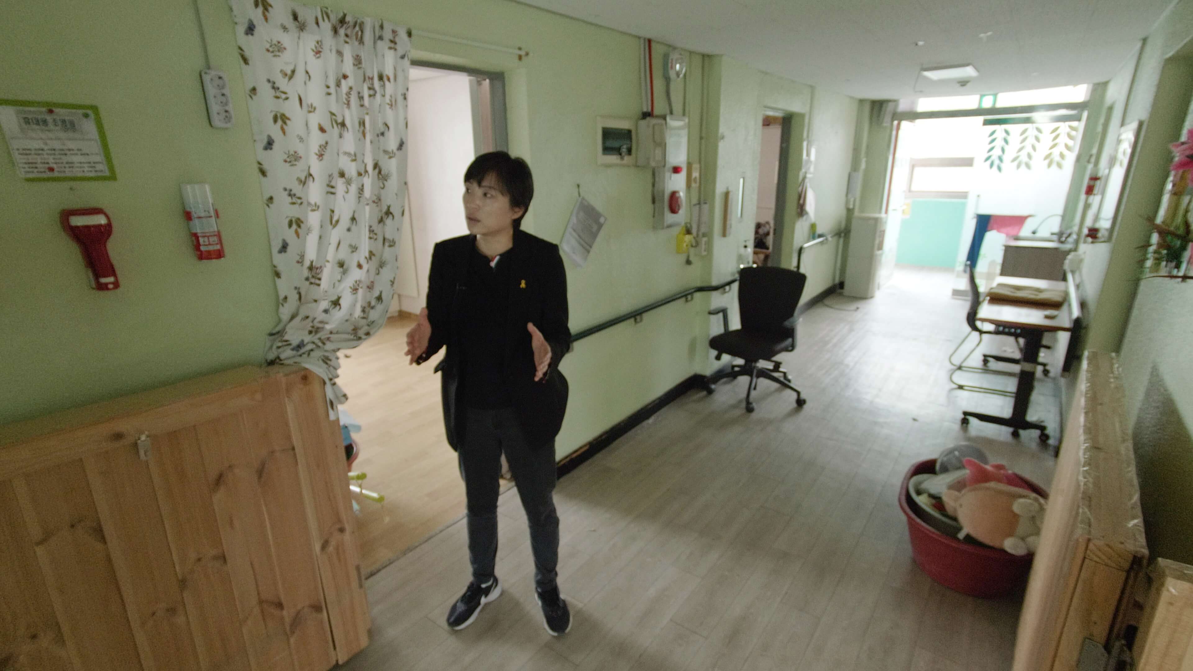 살던 사람들이 모두 탈시설해 텅 빈 향유의집 공간을 설명하는 김정하씨.