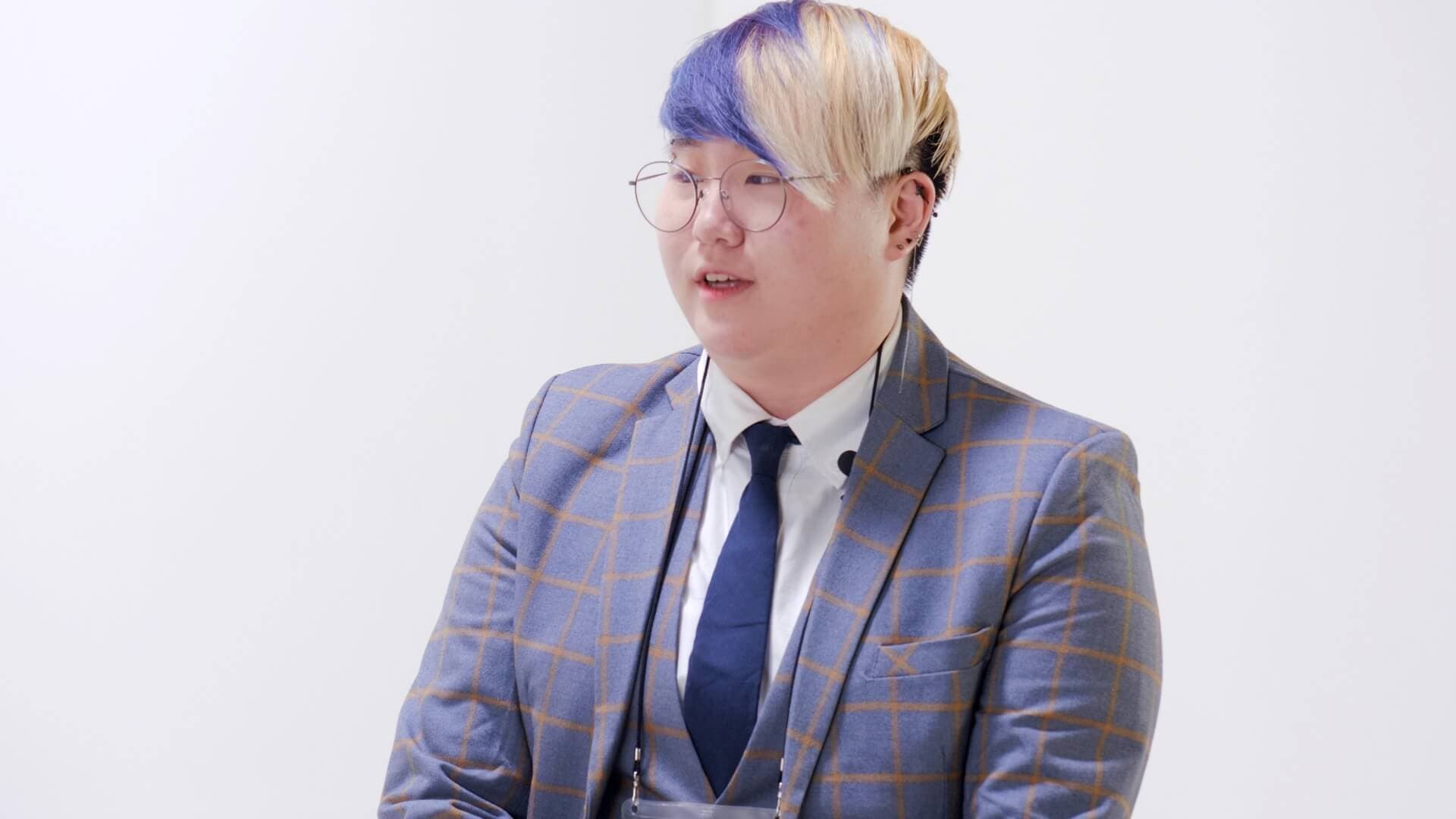 정의당 심상정 대선 후보에게 질문하는 의현 씨. 의현 씨는 한국 사회의 제도로 성소수자가 가족 계획을 세울 수 없다고 보고, 이에 변화를 촉구한다.