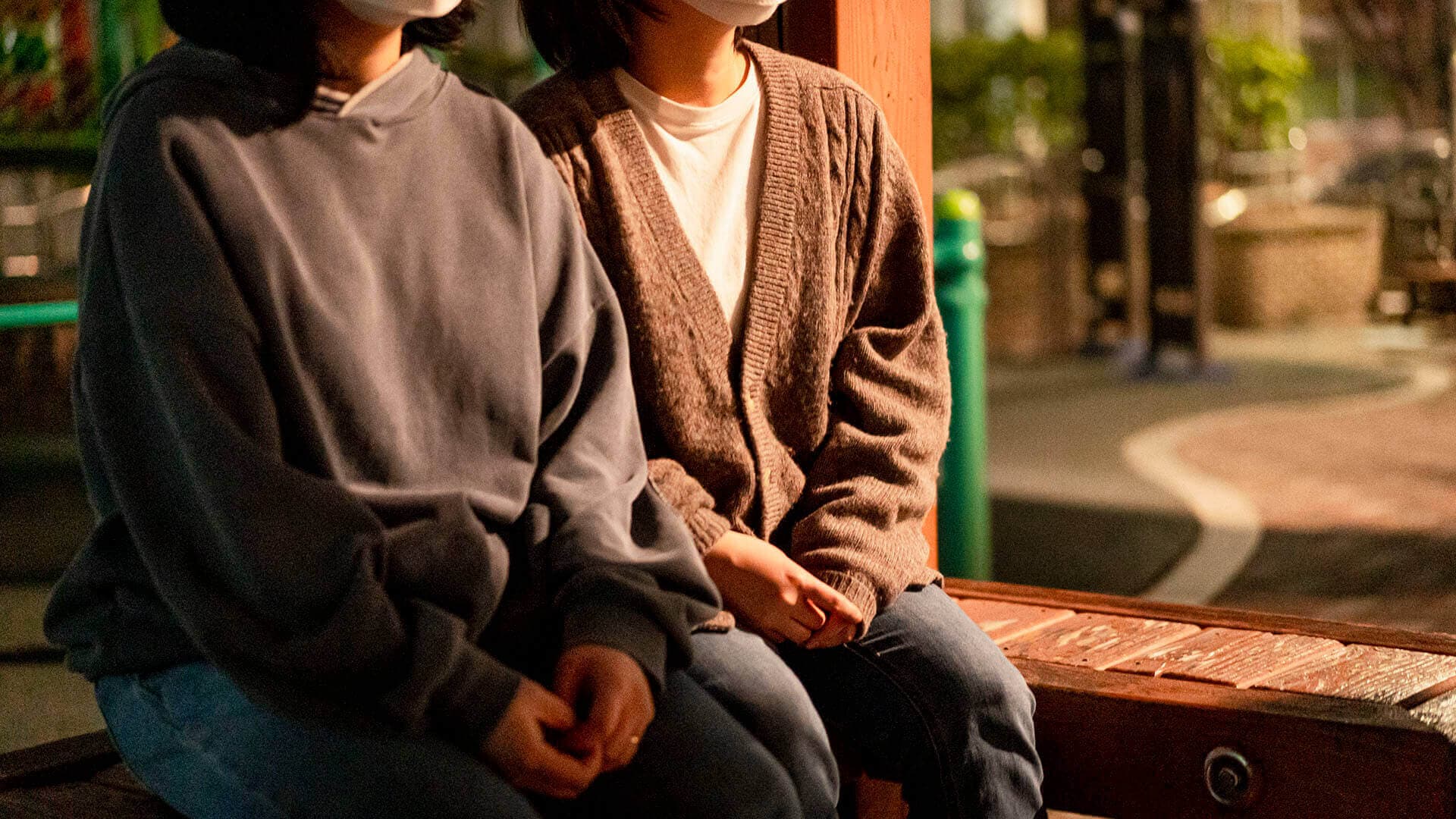 밤이다. 야외의 의자에 민선씨와 지현씨가 다소곳이 앉아 있다.