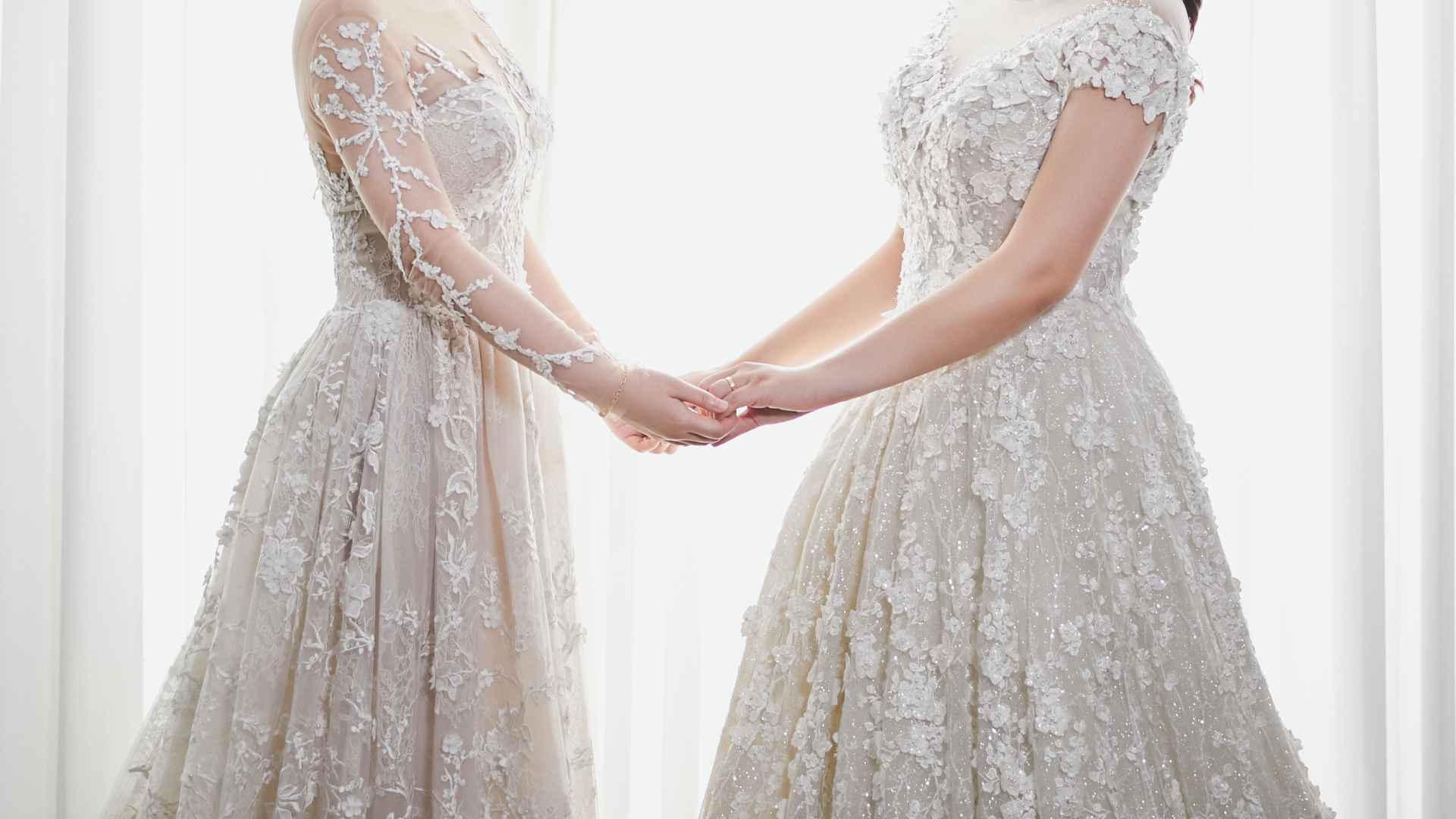 웨딩 화보 촬영을 한 지한과 수영 커플. 두 사람 모두 하얀색 웨딩 드레스를 입고, 서로 손을 잡고 있다.