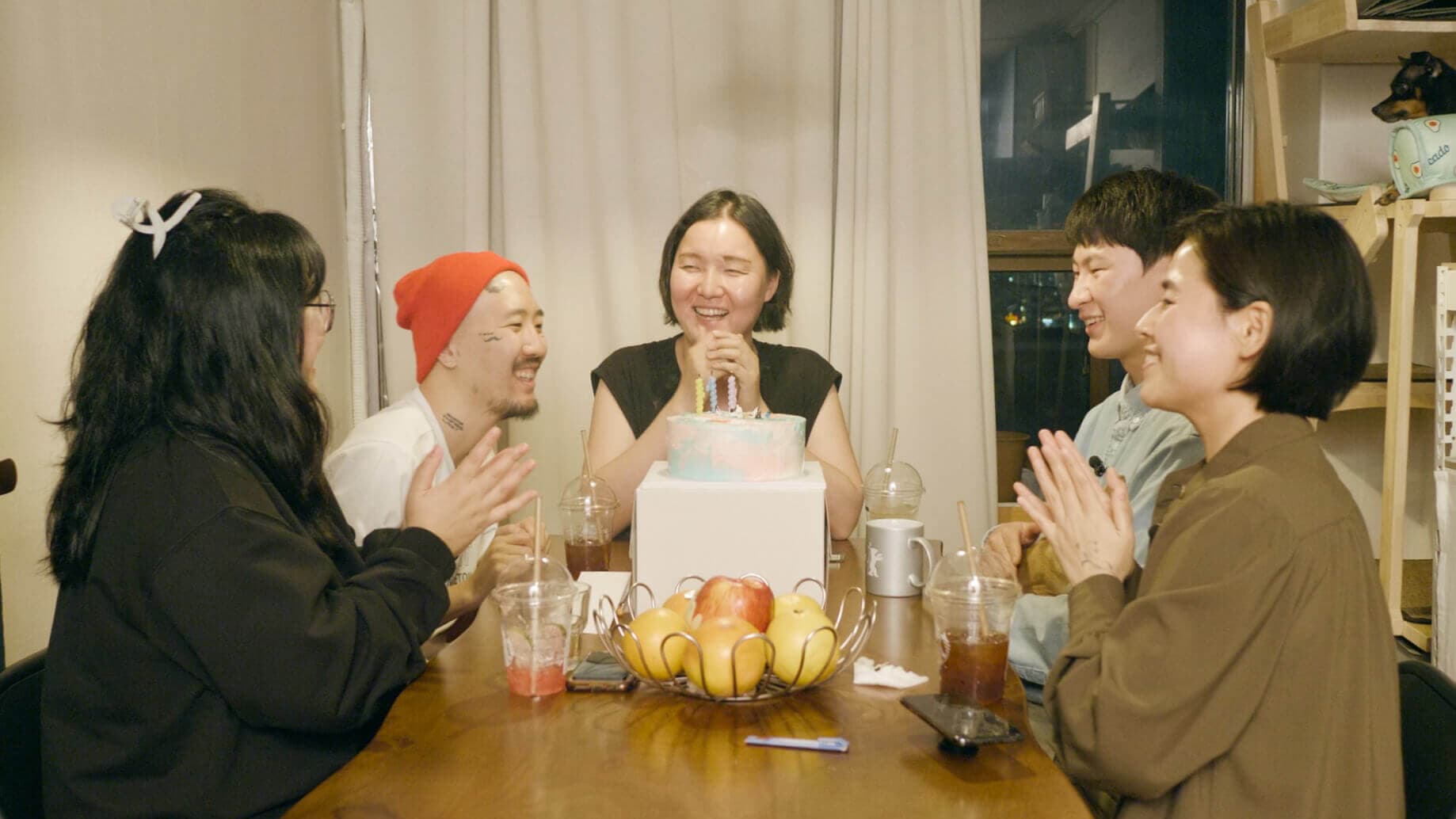 에디와 친구들. 에디의 성 확정 수술을 위한 모금을 계기로 가까운 이들이 한자리에 모였다.