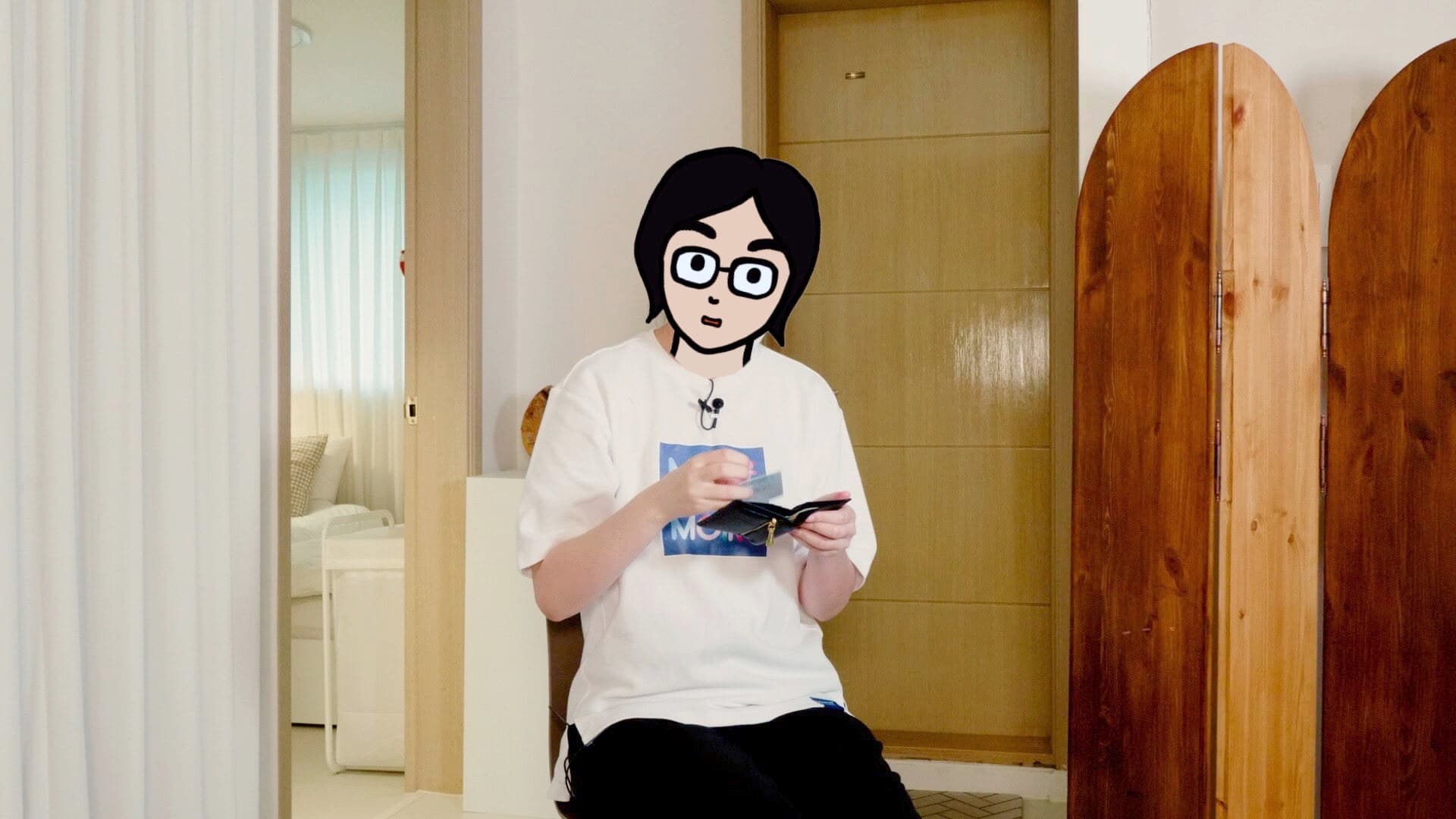 지갑에서 외국인 등록증을 꺼내 보여주는 마리나.