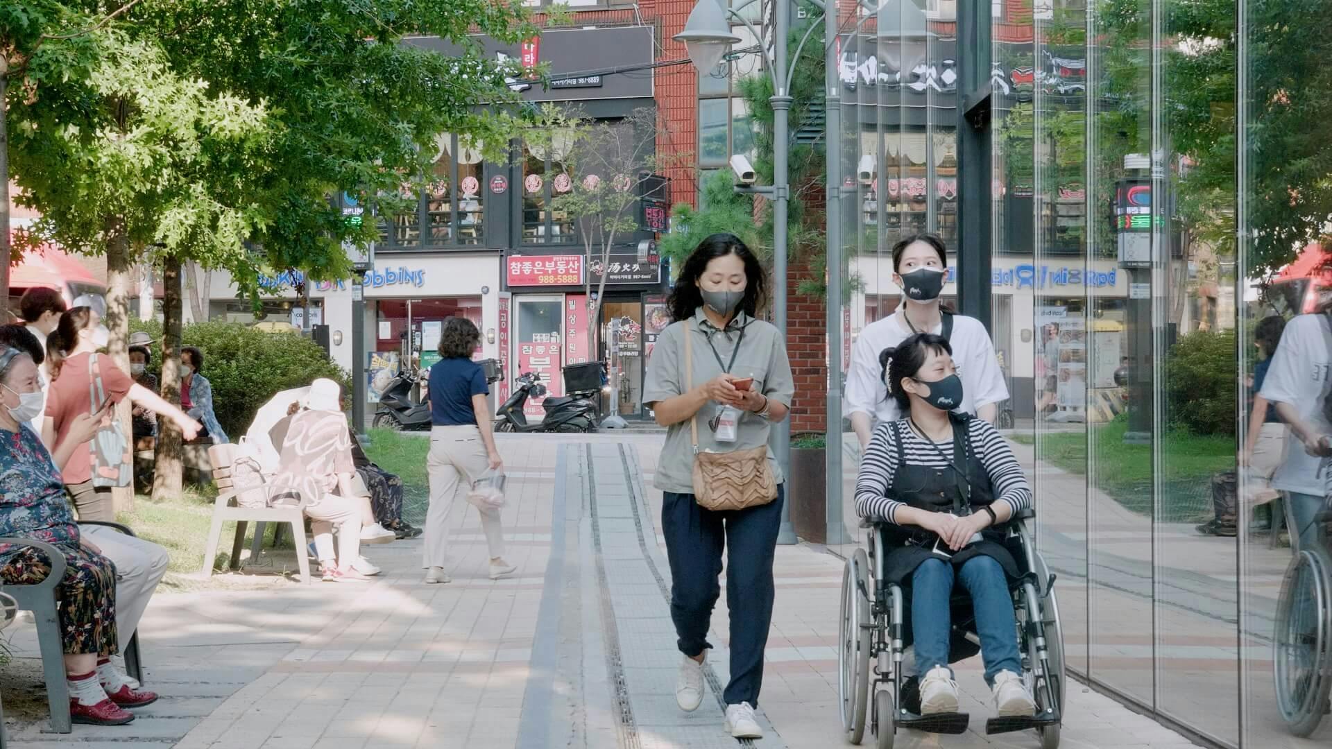미아사거리역 주변에서 휠체어를 타고 갈 수 있는 곳에 대한 정보를 직접 수집하는 무의 휠체어 특공대. 무의는 서울 주요 지하철역 50곳 주변 번화가의 정보를 수집하고 있다.
