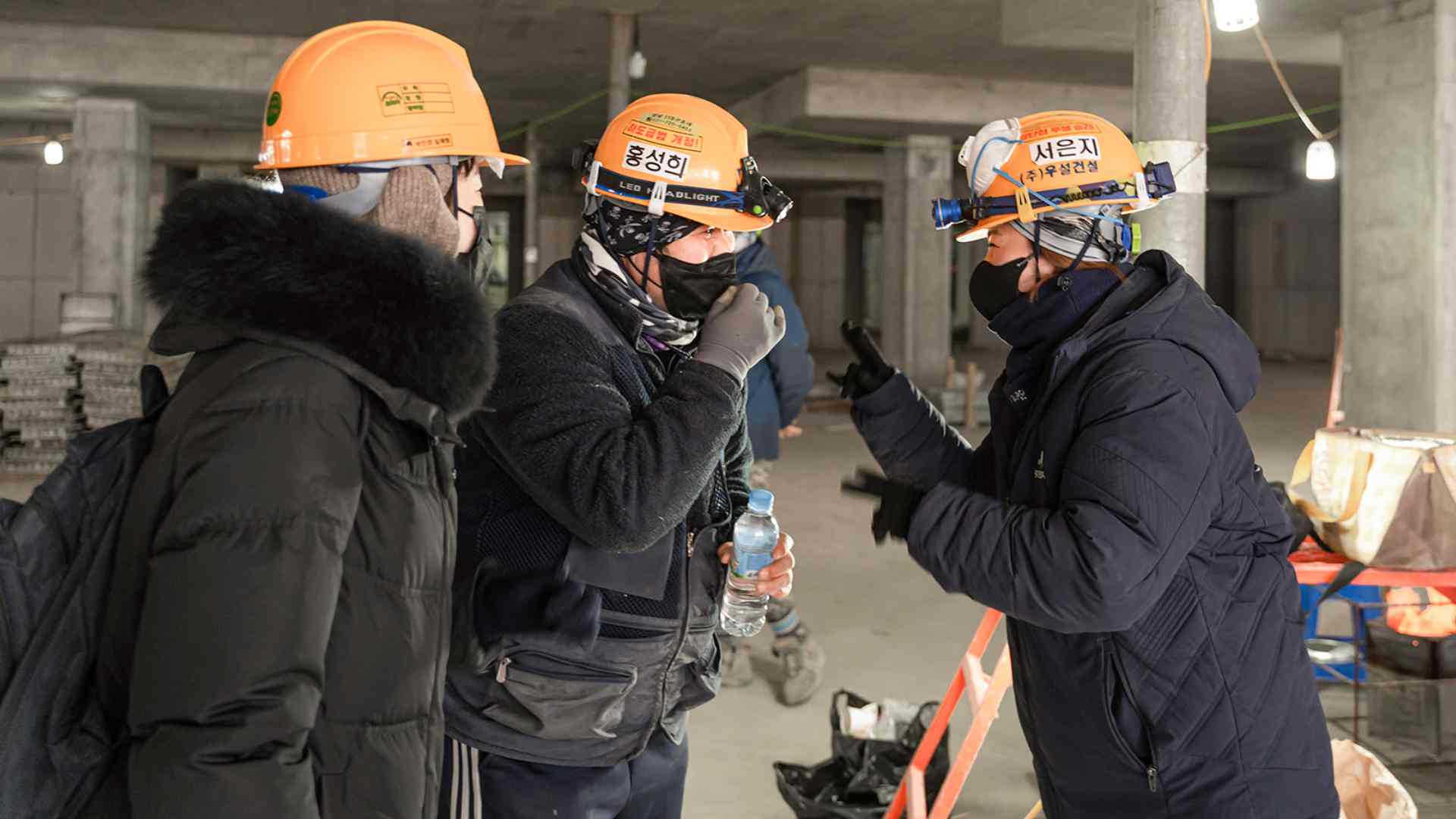 건설 현장 여성 작업자들이 이야기를 나누고 있다.
