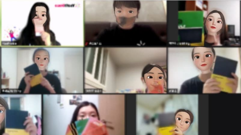 온라인으로 만나 인사를 나누고 있는 청소년들.