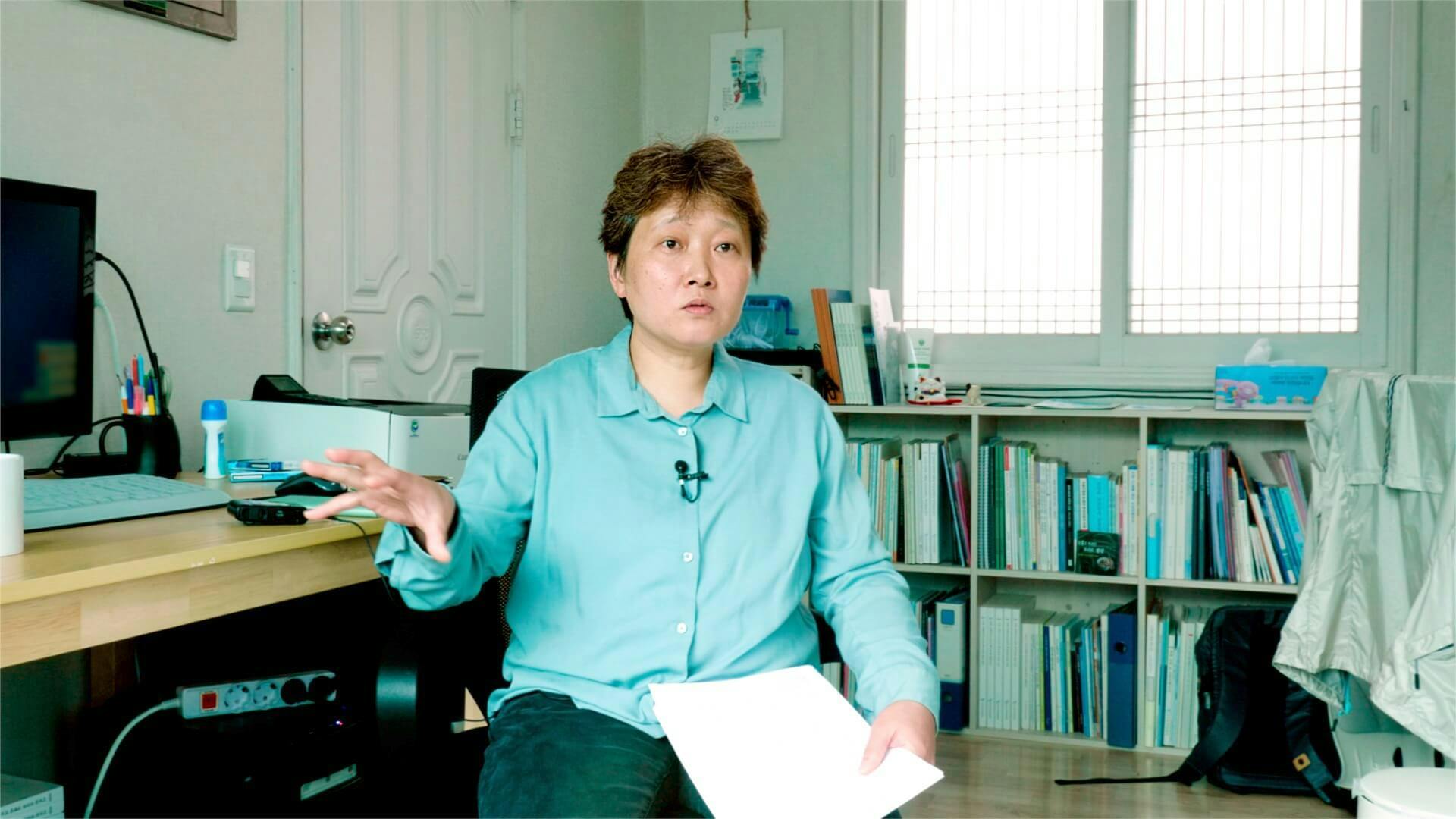 미등록 이주 아동에 관한 제도를 설명하는 이주와 인권연구소 김사강 활동가.